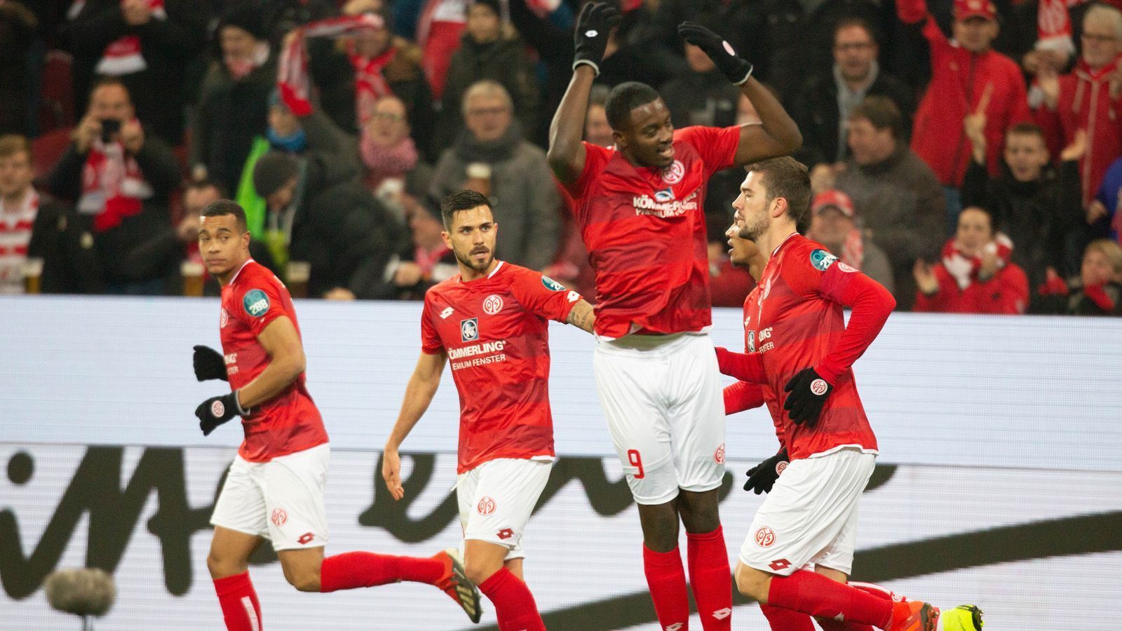 
                <strong>1. FSV Mainz 05</strong><br>
                Zehn Tore in vier Testspielen stimmen zuversichtlich. Die Form scheint zu passen beim Tabellenzwölften. Allerdings auffällig: Dreimal verspielte der selbsternannte Karnevalsverein einen 2:0-Vorsprung, zweimal davon gegen Ligakonkurrent SC Freiburg. Nach ausgeheilter Knöchelverletzung kann Sandro Schwarz wieder auf seine Nummer eins im Tor, Florian Müller, zurückgreifen. "Wir wollen einen guten Start und drei Punkte", stellt Schwarz vorm Auftakt gegen den abstiegsgefährdeten VfB Stuttgart klar.
              