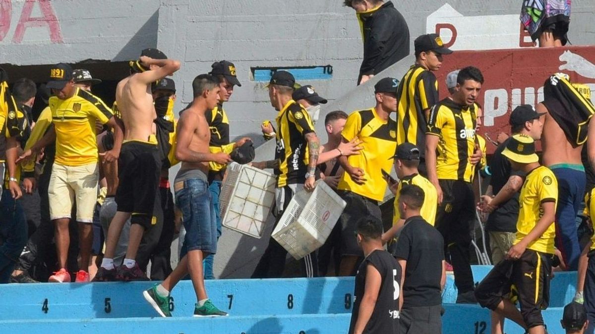 Penarol-Fans benehmen sich daneben