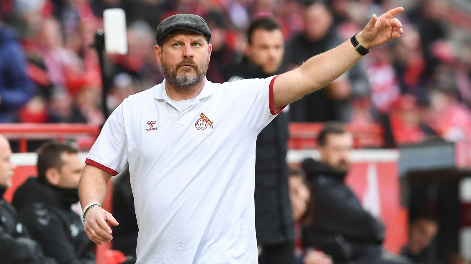 <strong>Steffen Baumgart</strong><br>Praktisch seit der Trennung von Tim Walter geistert der Name Steffen Baumgart rund um das Hamburger Volksparkstadion. Nun soll Sportvorstand Jonas Boldt tatsächlich Kontakt zum ehemaligen Coach des 1. FC Köln aufgenommen haben. Das berichtet die "Hamburger Morgenpost". Baumgart ist bekennender HSV-Fan und laut "NDR"-Informationen auch bereit, Walters Nachfolge anzutreten.