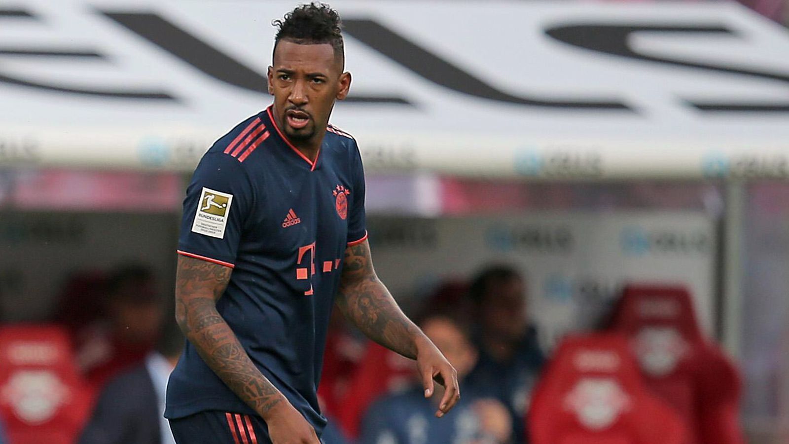 
                <strong>Jerome Boateng</strong><br>
                Nach Anfangsschwierigkeiten spielt der kurzfristig für Alaba berufene Innenverteidiger eine solide Partie. In der Anfangsphase attackieren die Leipziger Boateng und erspielen sich so auch eine Großchance durch Lukas Klostermann. In der Folge rettet Boateng nach einem Fehler von Süle in der 39. stark gegen Marcel Sabitzer. ran-Note: 3
              