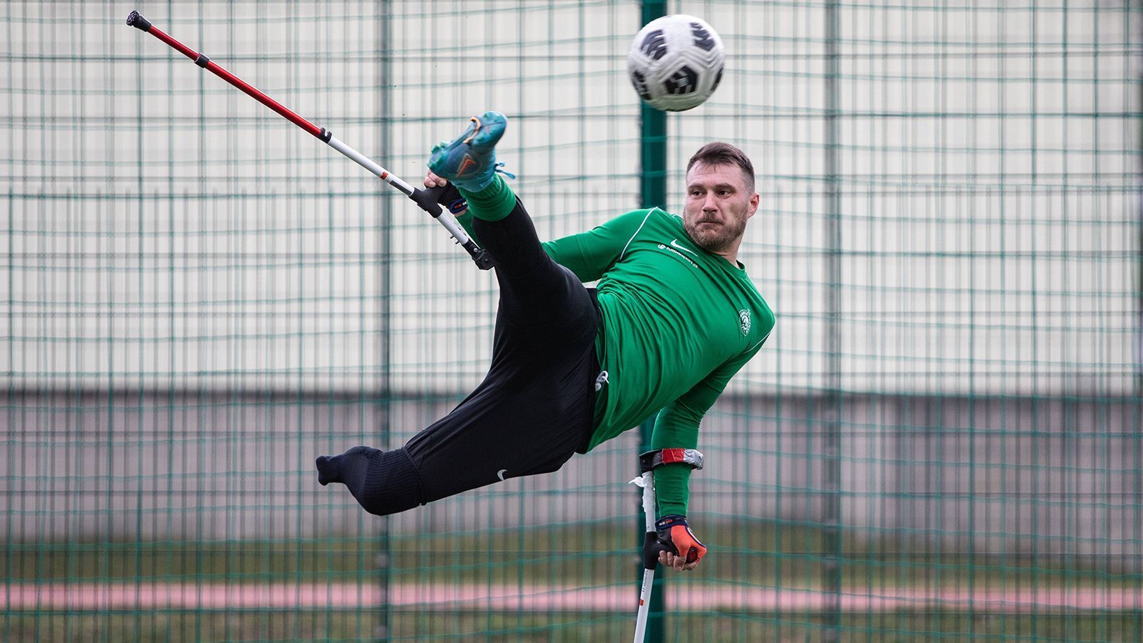 
                <strong>Puskas-Preis: Marcin Oleksy</strong><br>
                Der Gänsehaut-Moment des Abends: Der Pole Marcin Oleksy erhielt für sein Traumtor den Puskas Award für das "Tor des Jahres". In der Fußball-Liga für Amputierte in Polen traf der Spieler von Warta Posens mit einem Seitfallzieher und ging in den sozialen Medien viral.Zum Video des Tors hier klicken.
              