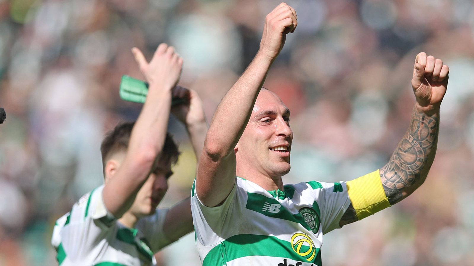 
                <strong>Rekordspieler von Celtic Glasgow</strong><br>
                Bis heute hat Scott Brown sich zu einer echten Celtics-Legende gemausert. 508 Mal lief er für den Verein aus Glasgow auf – Vereinsrekord! Bisher gewann er 18 Titel, darunter acht Mal die nationale Meisterschaft. In der aktuellen Saison sind Brown und Co. der Ligatitel nach 31 von 33 Spieltagen schon nicht mehr zu nehmen.
              