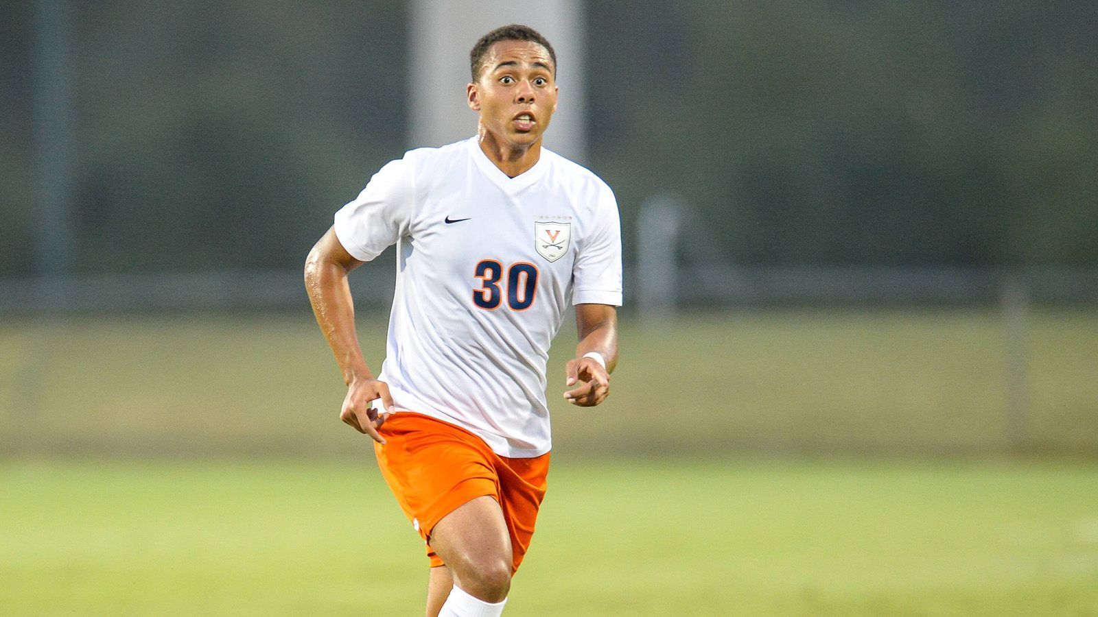 
                <strong>Robin Afamefuna (Colorado Rapids)</strong><br>
                Der in Würselen geborene Afamefuna kickte in seiner Jugend für Alemannia Aachen und Borussia Mönchengladbach. 2015, beim Youth-League-Spiel der U19 von Borussia Mönchengladbach gegen den FC Sevilla, zog sich der Rechtsverteidiger einen Meniskusriss zu. Da ihm bei den "Fohlen" danach keine große Hoffnung mehr gemacht wurde, zog es ihn 2016 über den großen Teich an die University of Virginia, wo er für das dortige Team, die Virginia Cavaliers auflief. Am 9. Januar 2020 wurde der 22-Jährige im MLS-Superdraft in Baltimore an 37. Stelle von den Colorado Rapids ausgewählt. 
              