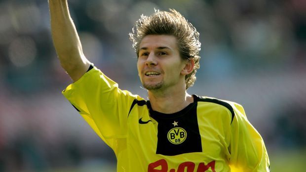 
                <strong>Ebi Smolarek</strong><br>
                Ebi Smolarek (2005 - 2007): Ebi Smolarek kam erst leihweise zu den Borussen, wechselte im Sommer endgültig ins Ruhrgebiet. 26 Tore in 82 Spielen erzielte er in seiner Zeit. Den Polen zog es dann aber zu Racing Santander. Auch hier kassierte der BVB über 4 Millionen Euro Ablöse.
              