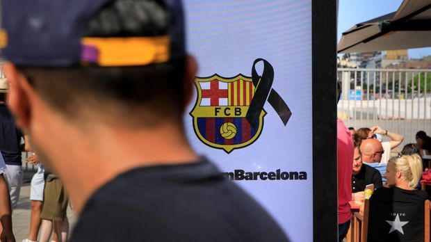 
                <strong>Gedenken an die Terror-Opfer</strong><br>
                Der FC Barcelona bekundete schon vor dem Camp Nou die Anteilnahme mit den Opfern des islamistischen Terroranschlags in der katalanischen Metropole, dem am Donnerstag, 17. August 2017, 14 Menschenleben zum Opfer fielen und bei dem 140 weitere Personen verletzt wurden. Die Terror-Organisation "Islamischer Staat" (IS) bekannte sich mittlerweile zum Anschlag in Barcelona.
              