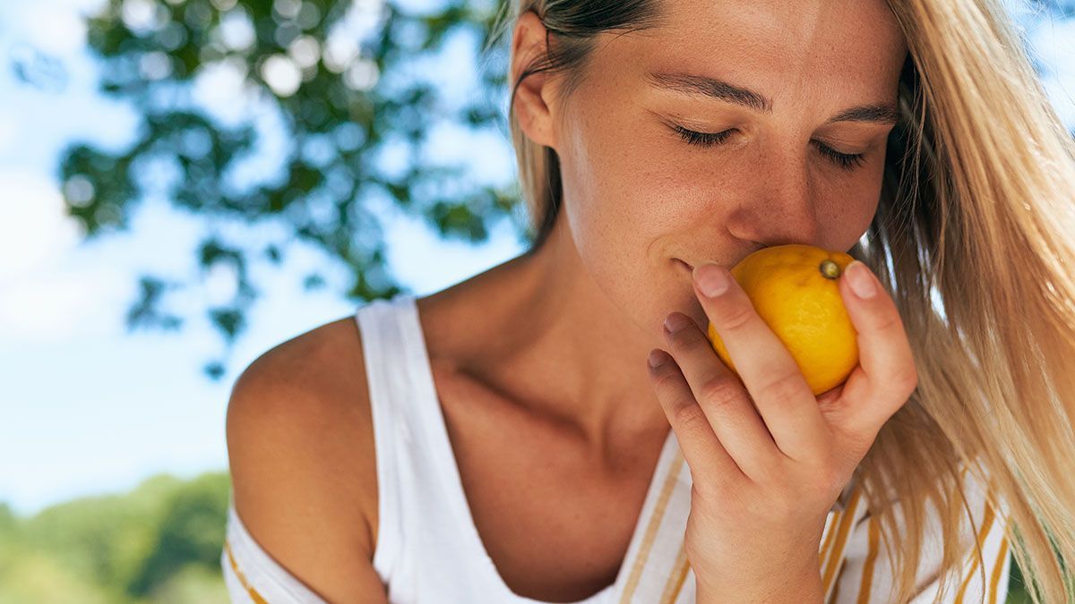 Hausmittel-Fact: Die natürliche Fruchtsäure einer Zitrone hilft gegen unschöne Gelbstiche in blonden Haaren.