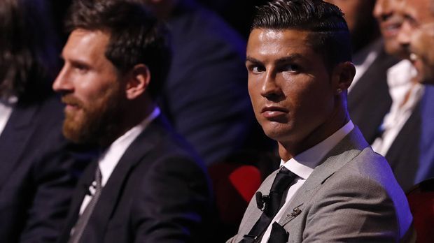 
                <strong>Ronaldo und Messi</strong><br>
                Kein Platz für den Rivalen: Lionel Messi und Cristiano Ronaldo blieben sich treu – und gaben dem Rivalen wie immer keine Punkte. Ronaldo wählte seine Real-Teamkollegen Luka Modric, Sergio Ramos und Marcelo. Messi entschied sich für Luis Suarez und Andre Iniesta vom FC Barcelona sowie für Neymar.
              