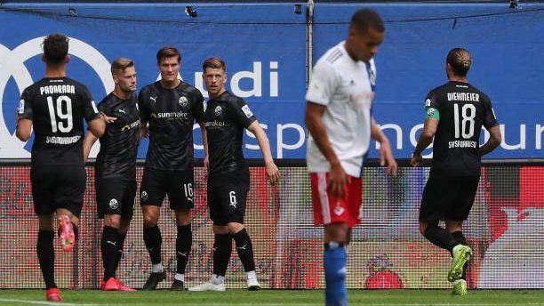 <strong>Saison 2019/20 - 34. Spieltag</strong><br>Nach Christian Titz und Hannes Wolf sollte im zweiten Jahr Dieter Hecking den ehemaligen Bundesliga-Dino ins Oberhaus führen. Doch es kam wieder anders: Vor dem letzten Spiel rutschte der HSV erneut auf den vierten Rang ab. Die letzte Hoffnung hieß Relegation. Der Nord-Klub musste auf eine Niederlage von Heidenheim setzen. Die gab es auch - doch gleichzeitig kam es in der Hansestadt zum Desaster. Gegen Sandhausen hagelte es eine 1:5 Niederlage und die Gewissheit einer weiteren Saison 2. Liga.