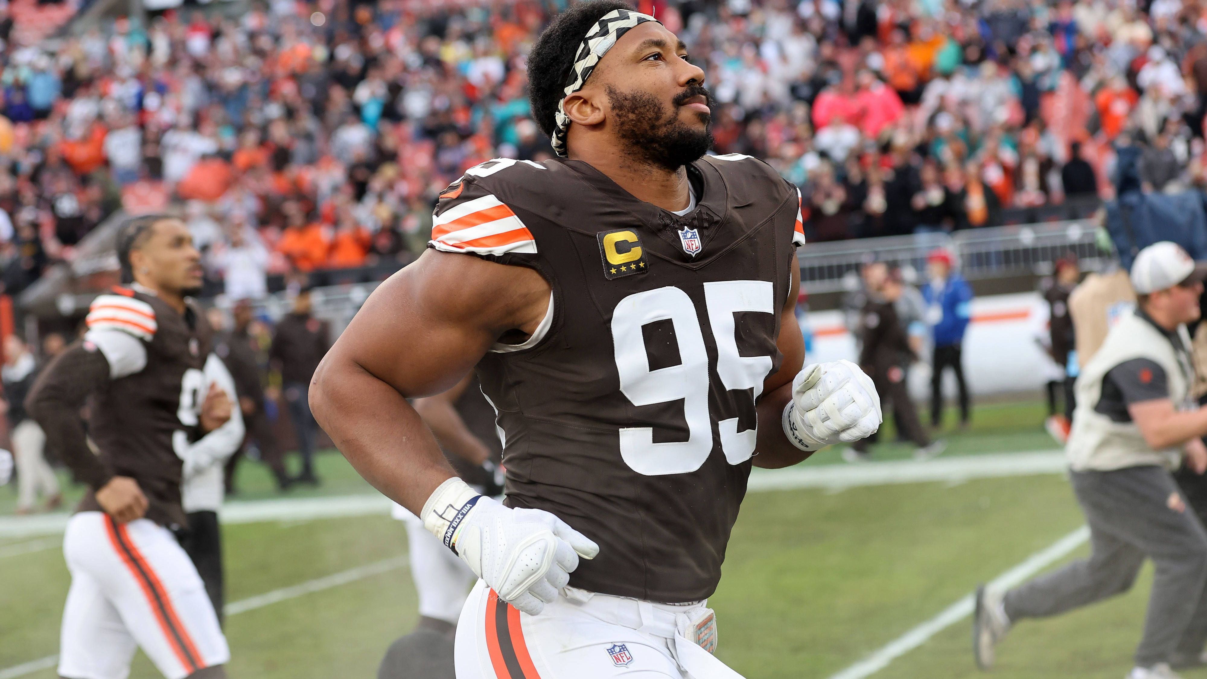 <strong>Platz 30: Cleveland Browns<br></strong>Kaum ein Vertrag hat die Entwicklung eines Teams derart ins Stocken gebracht wie der von <a data-li-document-ref="493902" href="https://www.ran.de/sports/american-football/nfl/news/nfl-deshaun-watson-hat-die-cleveland-browns-zurueck-ins-verderben-gestuerzt-kommentar-493902">Browns-Quarterback Deshaun Watson</a>. Nicht zuletzt wegen seines üppigen Gehalts mussten die Browns über die letzten Jahre einen Aderlass eines ursprünglich talentierten Teams hinnehmen. Immerhin konnte Myles Garrett mit viel Geld zum Bleiben überzeugt werden.