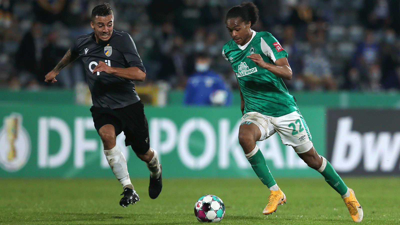 
                <strong>Platz 14: Tahith Chong (20)</strong><br>
                 - Verein: SV Werder Bremen - Position: Rechtsaußen - Marktwert: 6,3 Millionen Euro
              