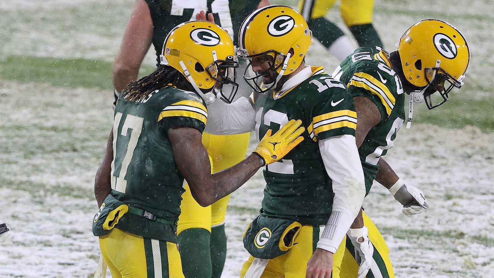
                <strong>Gewinner: Traumduo Aaron Rodgers und Davante Adams</strong><br>
                Dass Davante Adams immer die erste Option bei Aaron Rodgers' Passalternativen ist, ist nicht wirklich neu. Was die beiden in dieser Saison gemeinsam auf den Rasen brennen, ist aber dennoch absolut bemerkenswert. Rodgers hat seinen Karrierebestwert an Touchdowns pro Saison (44) bereits geknackt. Genauso verhält es sich auch bei den Receiving Touchdowns von Adams, der jetzt schon bei 17 steht. Beide führen die NFL damit an. Und auch gegen die Tennessee Titans harmonierten die beiden perfekt. Rodgers warf 231 Yards für vier Touchdowns, drei davon fing Adams, der selbst 142 Receiving Yards hinlegte. Von diesem Duo hängt der Weg in den Playoffs ab.
              