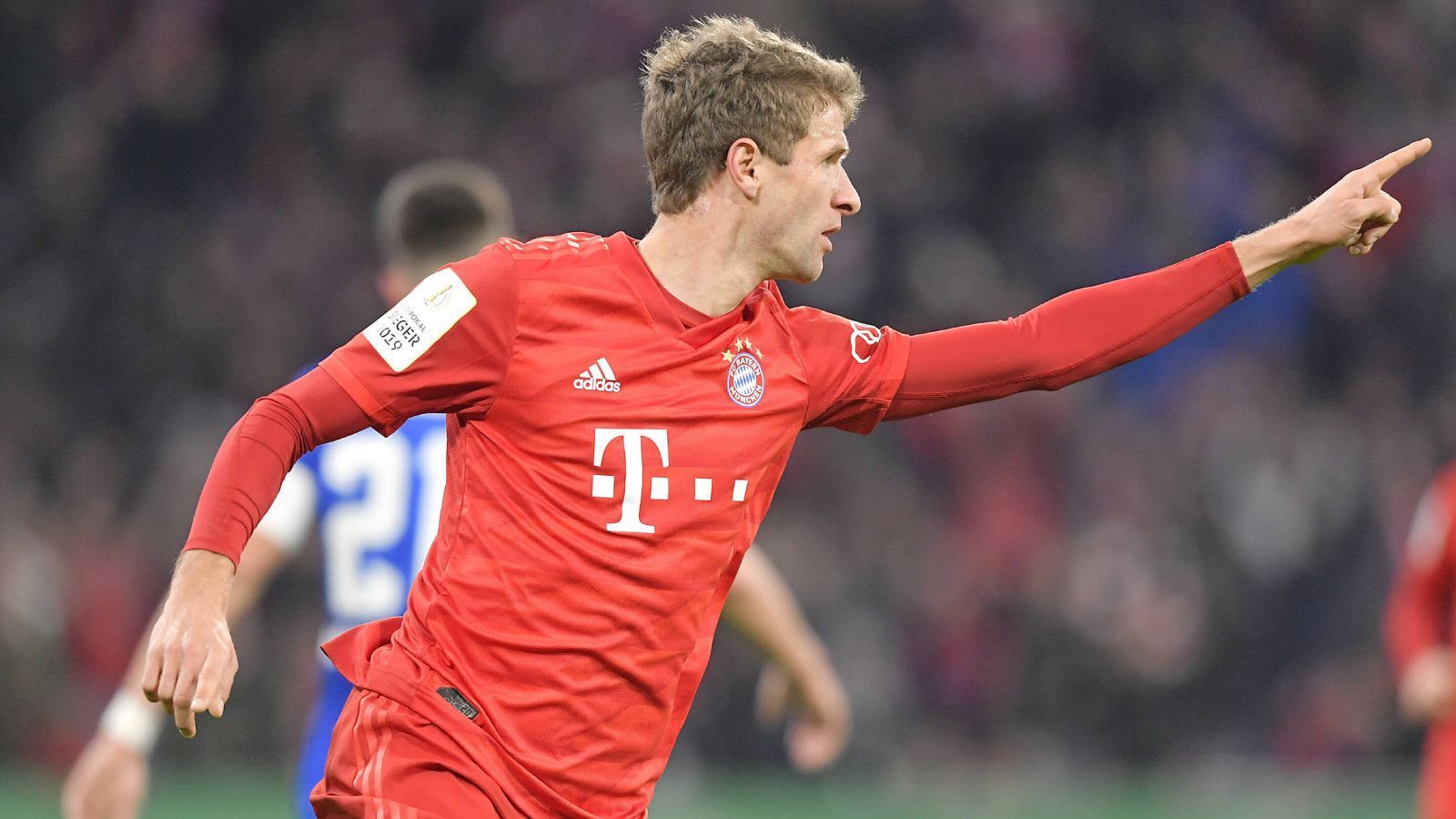 
                <strong>Thomas Müller</strong><br>
                Sehr munter, sehr Müller: Er ist überall zu finden, immer in Bewegung, immer dort, wo es brennt. Mit vielen starken Aktionen. Ein Tor selbst erzielt, bei den anderen beiden auch in der Nähe. Ist in einer eher biederen Bayern-Mannschaft in Halbzeit zwei immer noch einer der Aktivposten. ran-Note: 2
              