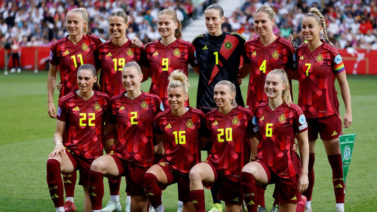 Angeführt wird das DFB-Team von Kapitänin Gwinn (r.)