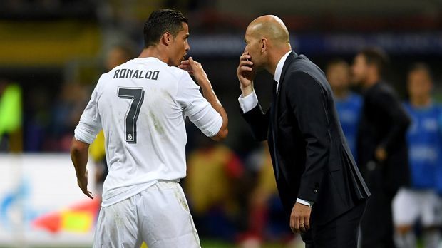 
                <strong>Cristiano Ronaldo (Real Madrid)</strong><br>
                Cristiano Ronaldo (Real Madrid): Stellt sich von Beginn an in den Dienst der Mannschaft und arbeitet - für den Angreifer untypisch - auch in der Verteidigung mit. Der angeschlagen ins Spiel gegangene Real-Star taucht phasenweise komplett ab, wird selten gefährlich und überlässt selbst die Freistöße den Teamkollegen Kroos und Bale. Im Elfmeterschießen lässt sich CR7 den entscheidenden fünften Versuch jedoch nicht nehmen und schießt Real zum Titel. ran-Note: 4
              