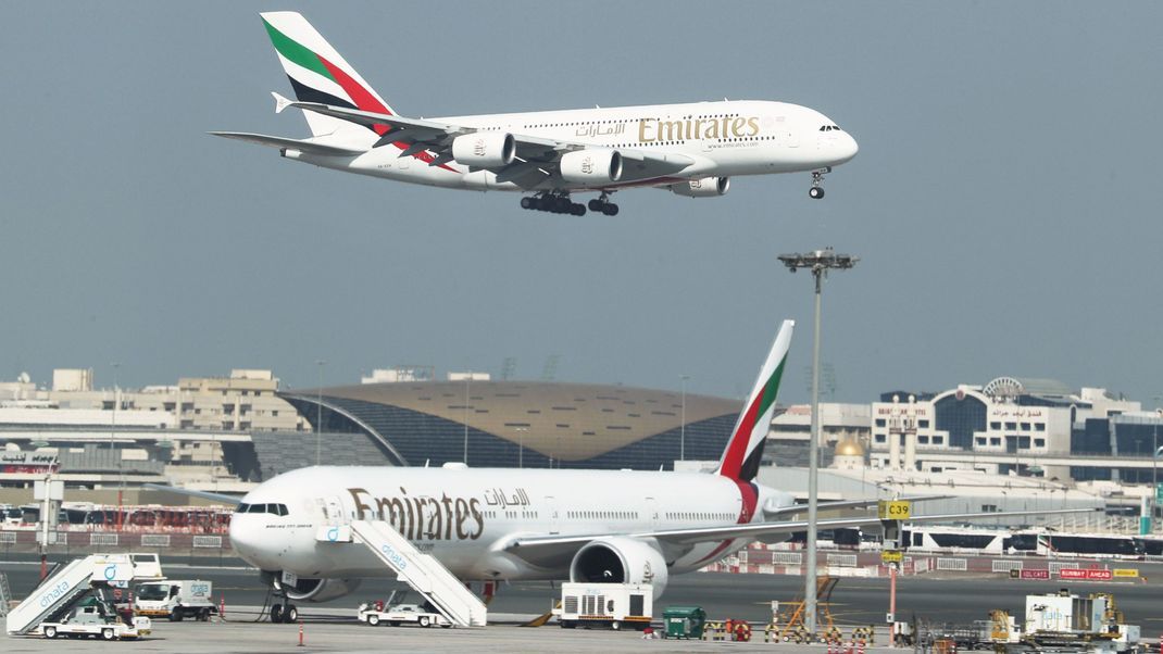 Ein Flugzeug der Fluggesellschaft Emirates geriet am Montag (4. Dezember) während seines Fluges von Perth (Australien) nach Dubai in Turbulenzen (Symbolbild).
