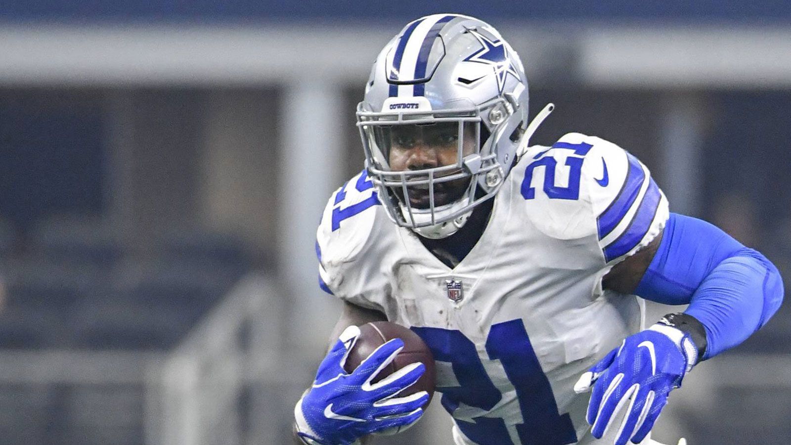 
                <strong>Gewinner: Ezekiel Elliott</strong><br>
                Die Offense der Dallas Cowboys steht und fällt mit dem Running Back. Zumindest zu einem großen und entscheidenden Teil. So langsam kommt Elliott in Fahrt, und wenn er in Fahrt kommt, wie bei seinen 240 Yards und einem Touchdown gegen Detroit, dann gibt es auch die dringend benötigten Siege. Bei 2-2 stehen die Cowboys und fraglos mit Luft nach oben. Doch der Anfang ist gemacht.
              