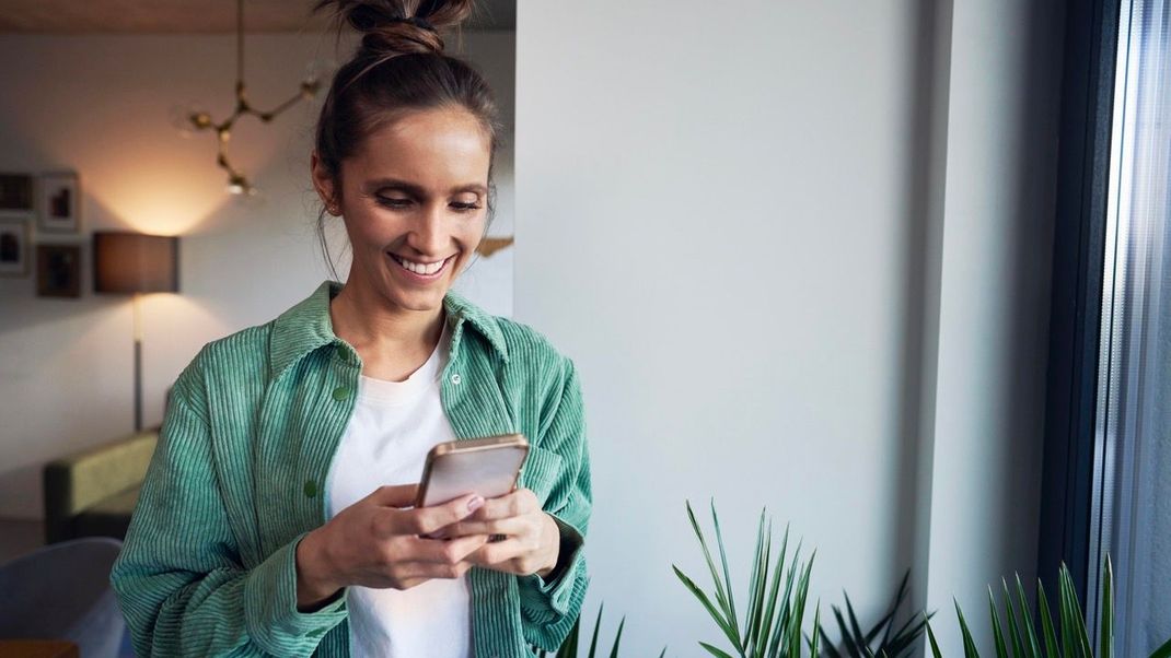 Hast du das blaue Herz schon mal auf WhatsApp eingesetzt? In welchem Kontext es genau richtig steht, verraten wir dir hier.