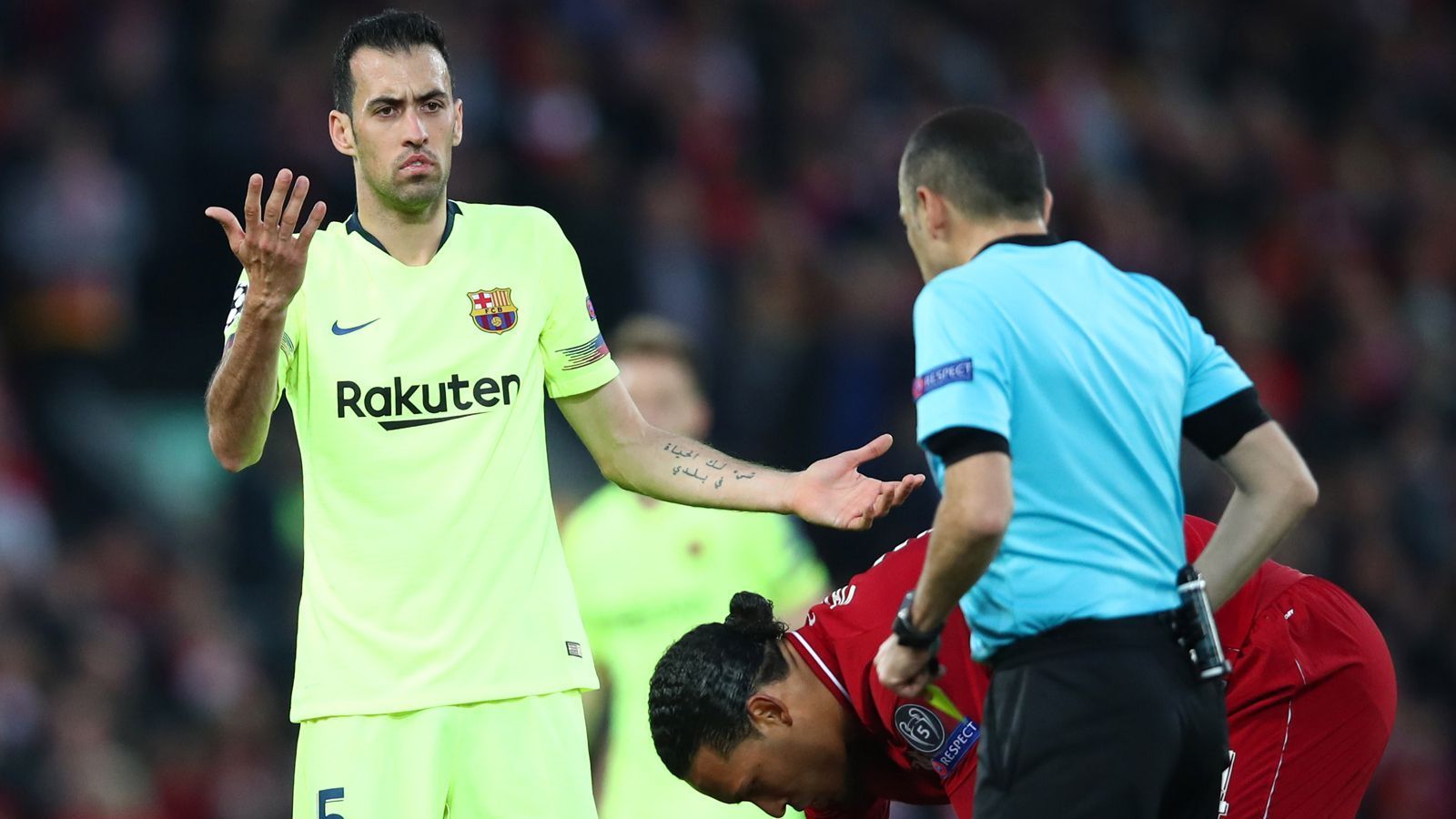 
                <strong>Sergi Busquets</strong><br>
                Schwierige Anfangsphase gegen stürmische Engländer. Bekommt die Defensive und die Absicherung aber immer besser in den Griff. Später wieder mit Schwankungen in seinem Spiel. Wehrt sich irgendwann auch nicht mehr. ran-Note: 4
              