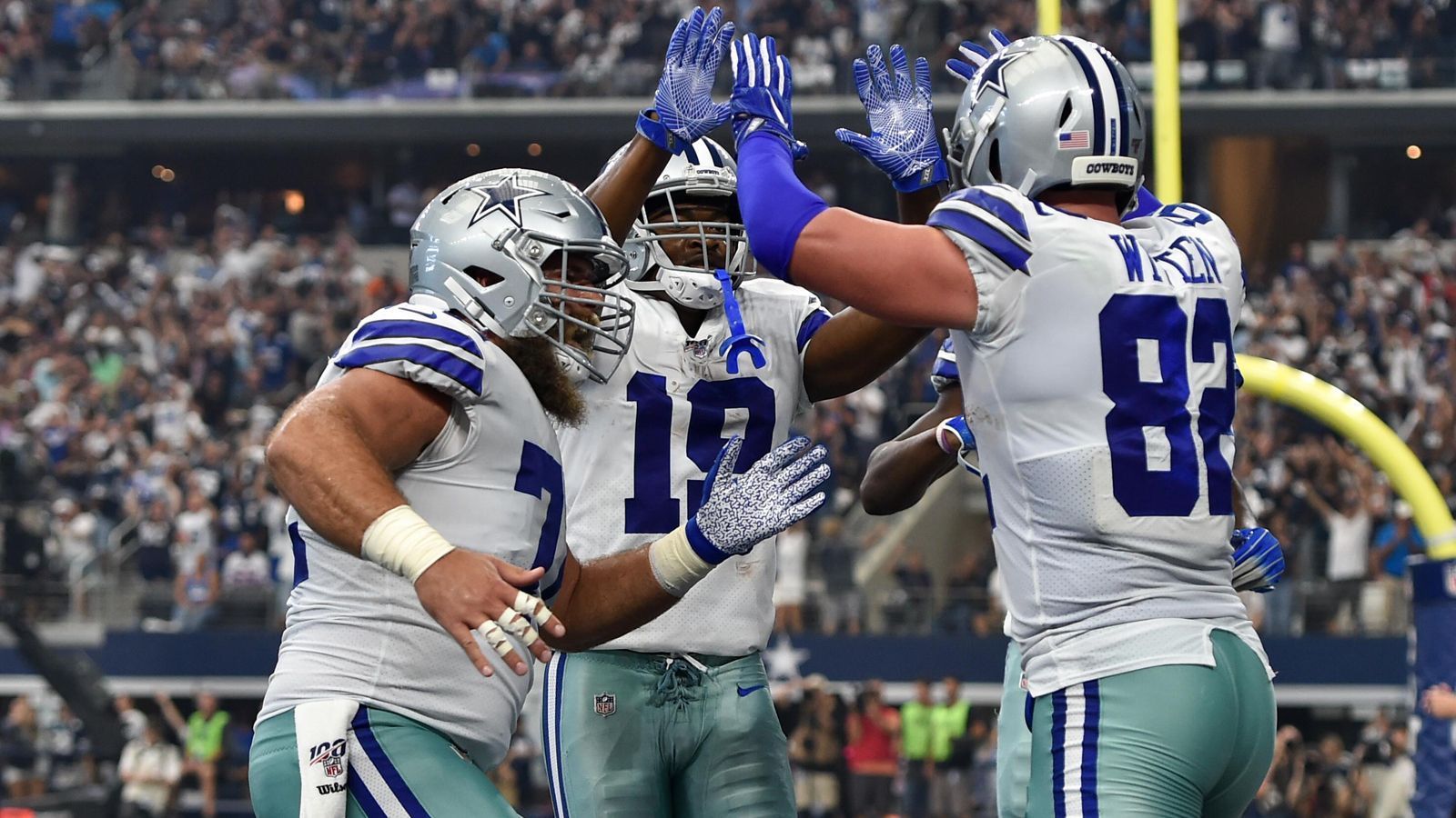 
                <strong>Passing Offense: Dallas Cowboys </strong><br>
                In Week 3 geht es für die Dallas Cowboys gegen die tankenden Miami Dolphins, die an den ersten beiden Spieltagen mit 10:59 und 0:43 vom Platz gefegt wurden und nun auch noch Safety Minkah Fitzpatrick abgegeben haben. Quarterback Dak Prescott und sein Receiving Corps um Amari Cooper präsentiert sich in starker Frühform, auch wenn Michael Gallup nun einige Wochen fehlen wird. Sommerneuzugang Randall Cobb sollte den verletzungsbedingten Ausfall aber zumindest in dieser Partie auffangen. Es droht die nächste Packung für die Delfine.
              