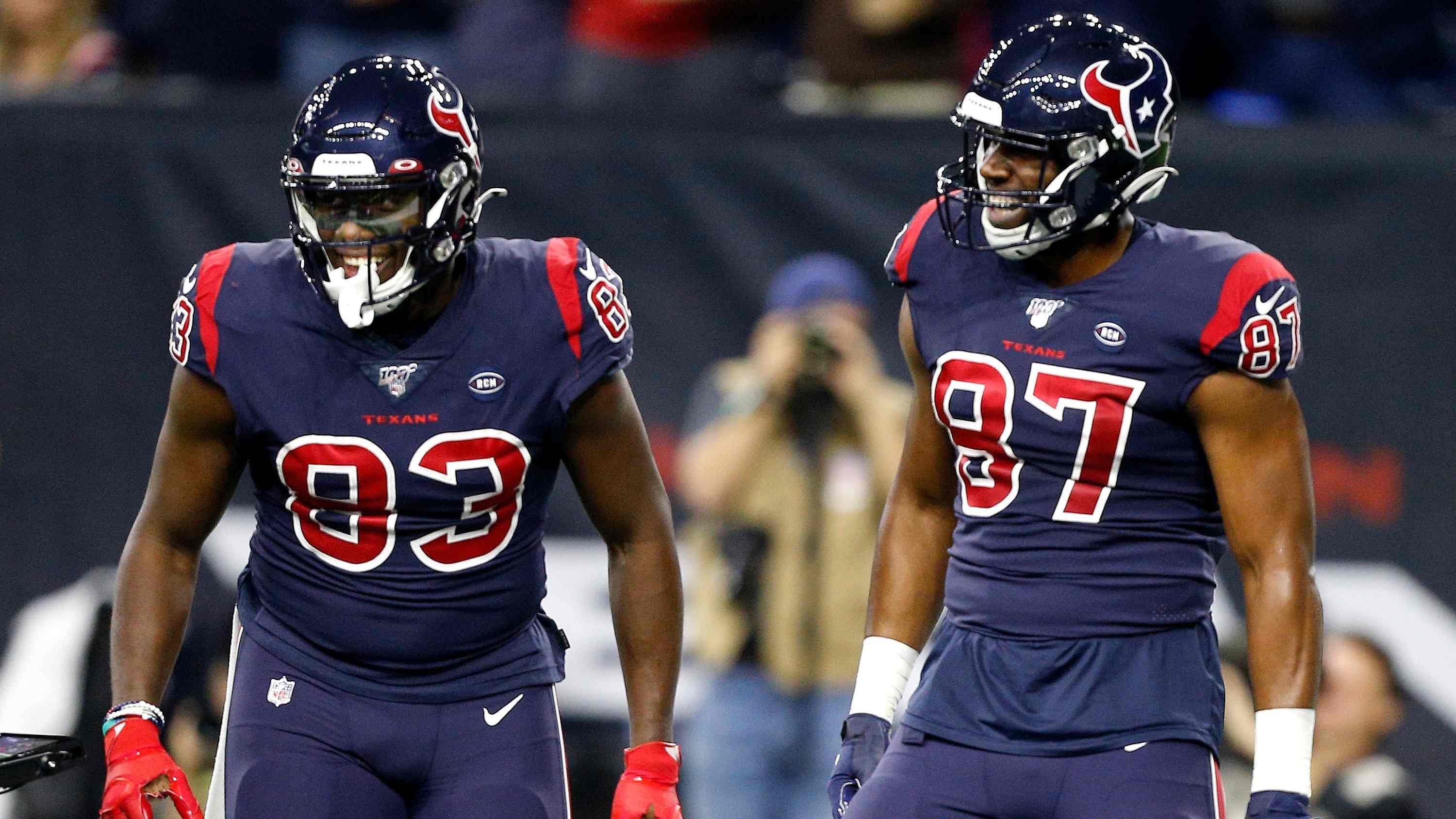 
                <strong>Tight End: Jordan Atkins und Darren Fells müssen Watson unterstützen</strong><br>
                Vor der Saison galt die Tight-End-Position bei den Texans als eine ihrer Stärken. Mit Jordan Atkins und Darren Fells hat man hier zwei unterschiedliche Typen von Tight Ends, die variabel eingesetzt werden können. Während Jordan Atkins vor allem bei Yards nach dem Catch punkten kann, ist Fells ein zuverlässiges Red-Zone-Target für Deshaun Watson. Beide verpassten während der Saison schon mehrere Spiele aufgrund von Verletzungen, was sich auch in den Statistiken zeigt. Mit nur jeweils 275 Receiving Yards stehen beide im hinteren Mittelfeld unter den NFL-Tight-Ends in dieser Kategorie. Während Atkins bislang einen Touchdown erzielen konnte, steht Fells mit drei erzielten Touchdowns recht ordentlich da. Durch den Wegfall von Fuller erwarten viele Experten, dass die Tight-End-Position in den kommenden Wochen entscheidend für Watson und Co. werden könnte. 
              