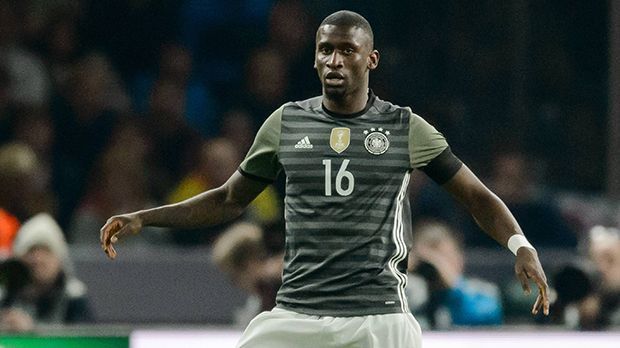 
                <strong>Antonio Rüdiger</strong><br>
                Antonio Rüdiger: Der Verteidiger vom AS Rom durfte in der Innenverteidigung ran. Mit einigen Fehlpässen. Sprang vor dem 1:2-Anschlusstreffer unter dem Ball durch. Sah auch beim 2:2 durch Vardy nicht gut aus. ran-Note: 4
              