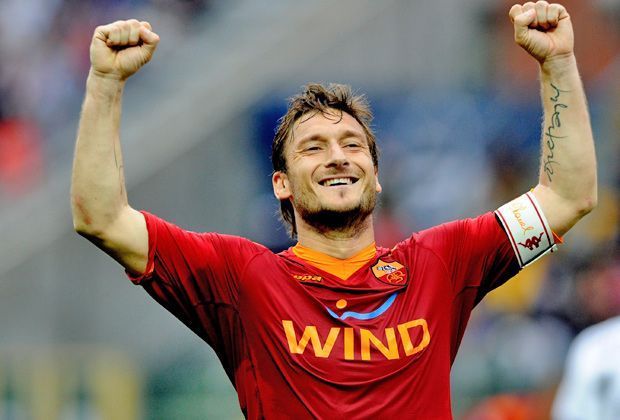 
                <strong>Francesco Totti (AS Rom)</strong><br>
                Er ist der AS Rom. Francesco Totti ist seit 1993 der Mann beim italienischen Hauptstadt-Klub. 575 Serie-A-Spiele und 239 Tore hat Totti bis jetzt auf seinem Konto. Der 38-Jährige geht auch in der aktuellen Saison als Kapitän der Römer voran.
              