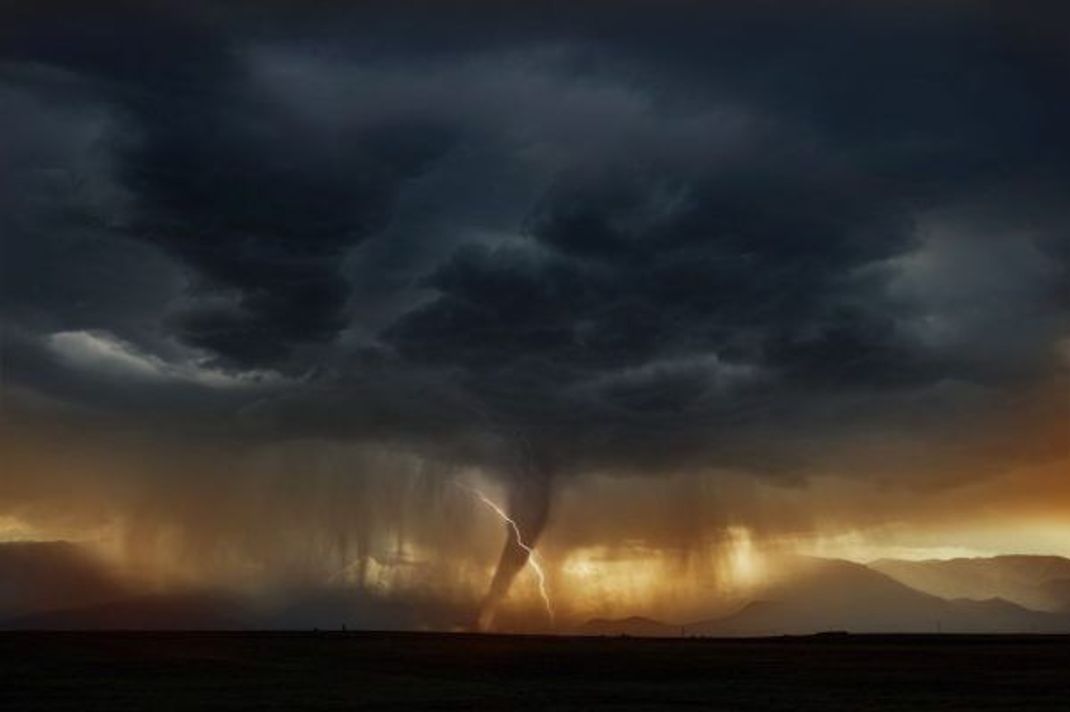 Die Lichtverhältnisse können Tornados in unterschiedlichen Farben erscheinen lassen.