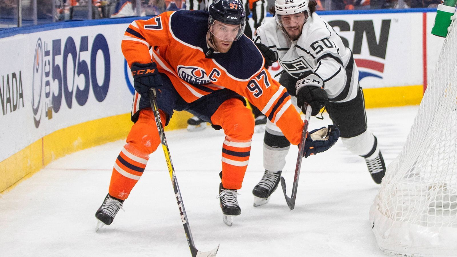 
                <strong>Connor McDavid (Edmonton Oilers) - 106 Scorerpunkte (41 Tore/65 Assists)</strong><br>
                In der Scorerrangliste spiegelt sich seine Klasse wider, mit 106 Punkten (41 Tore/65 Assists) führt er die Wertung um die Art Ross Trophy vor Jonathan Huberdeau (Florida Panthers/102) und Draisaitl (101) an. Was Draisaitl 2020 gelang, schaffte McDavid ein Jahr darauf. Der Center holte sich die drei begehrten individuellen Trophäen Art Ross (Top-Scorer), Hart Memorial (MVP) und Ted Lindsay (MVP der Spielergewerkschaft). Eine weitere Parallele der beiden Franchise-Spieler der Oilers gibt es allerdings: das ultimative Ziel bleibt der Stanley Cup und ihre Karrieren dürften erst dann als vollendet gelten, wenn sie diesen Pokal ihr Eigen nennen können.
              