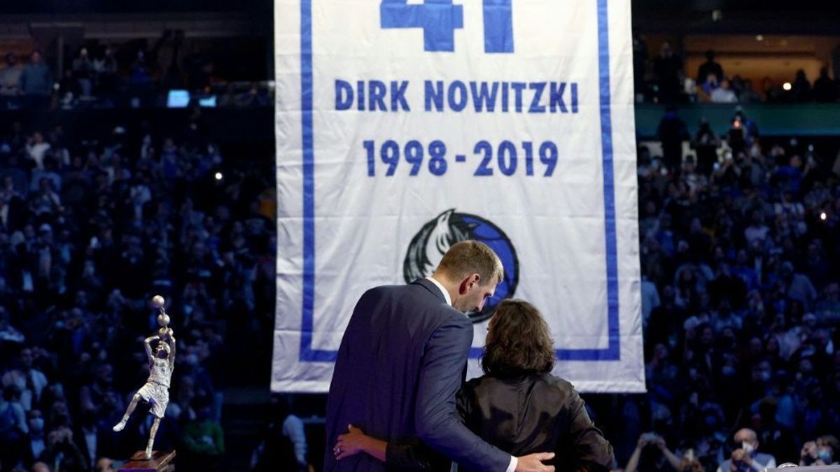 Nowitzki (l.) wurde in Dallas eine besondere Ehre zuteil