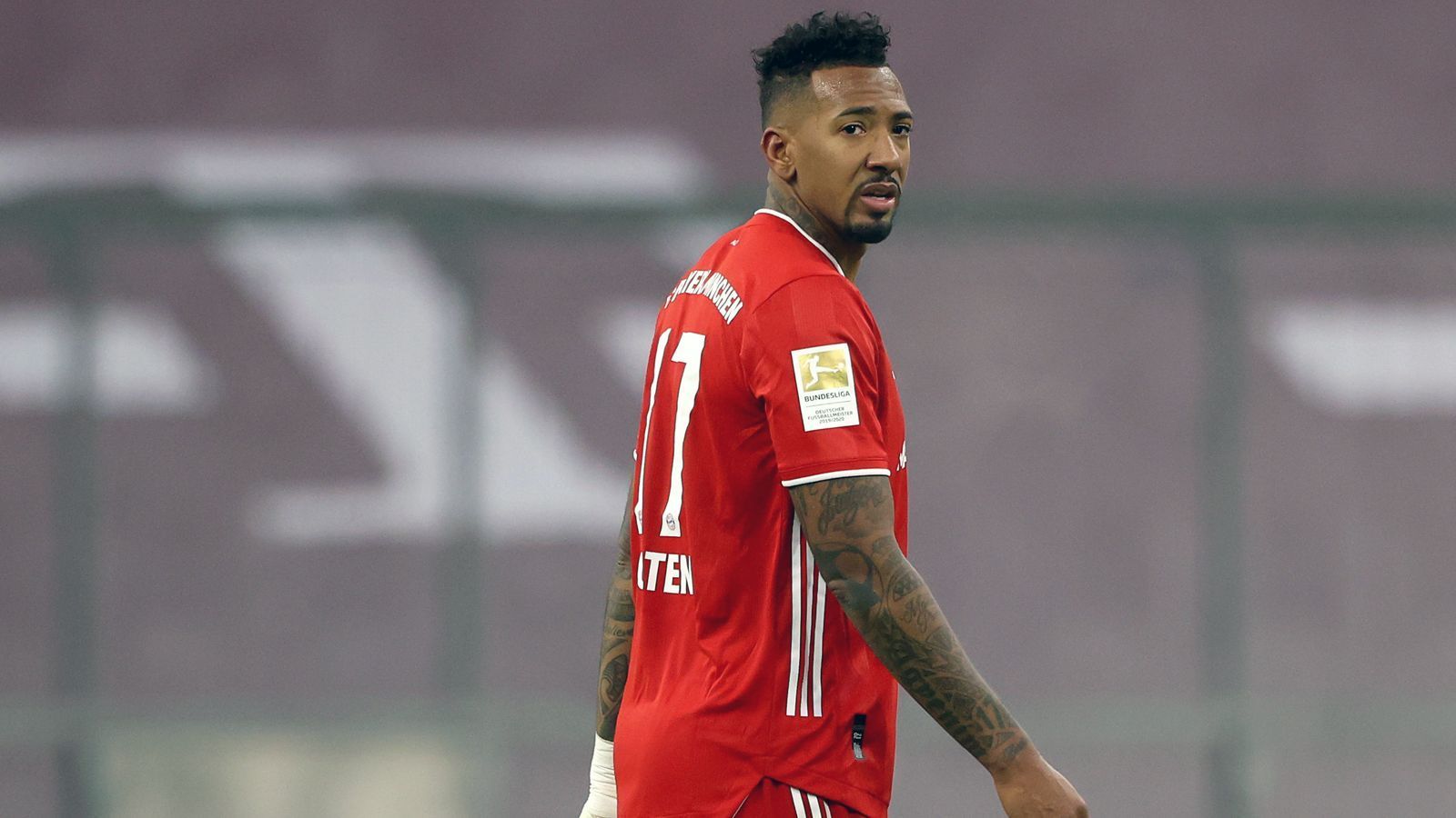 
                <strong>Jerome Boateng</strong><br>
                Seine tiefen Pässe eröffnen den Münchnern immer wieder Möglichkeiten zu kombinieren. Lässt den Schalker Shooting-Star Hoppe kaum zur Entfaltung kommen. Auch in der zweiten Halbzeit spielt er gegen den jungen Schalker seine gesamte Erfahrung aus. ran.de-Note: 2
              