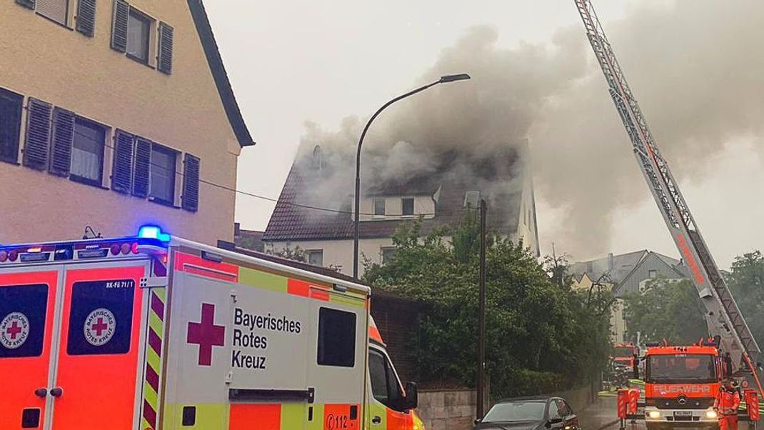 Im bayerischen Cadolzburg brennt ein Dachstuhl nach einem Blitzeinschlag in einem Wohnhaus.&nbsp;