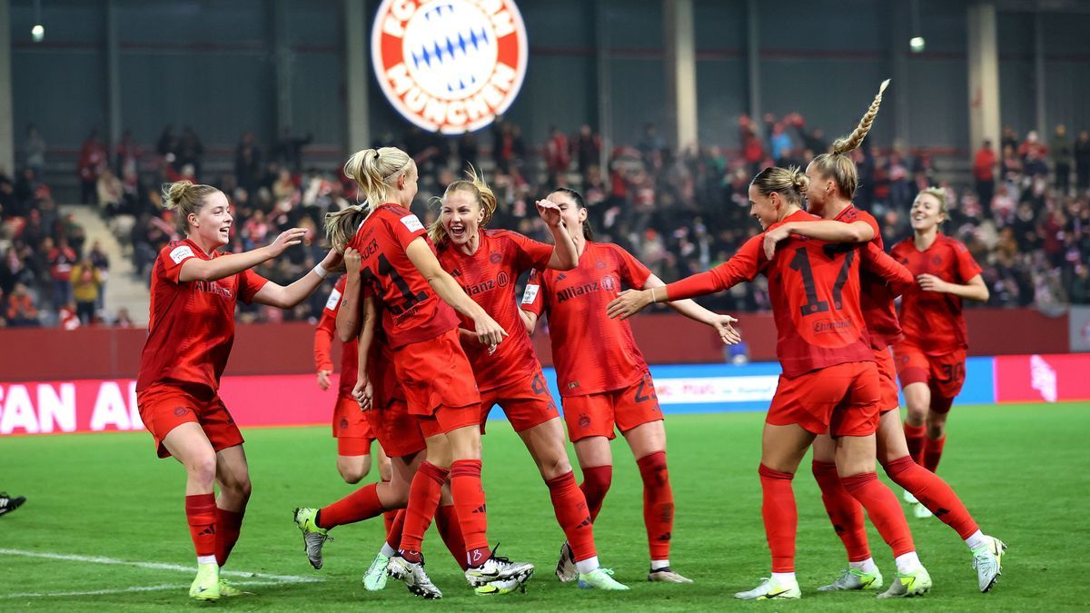 München, Deutschland, 04. November2024: Fussball, FRAUEN, GOOGLE PIXEL FRAUEN-BUNDESLIGA, Saison 2024/2025, FC Bayern München - Eintracht Frankfurt,Campus 1:0 durch Pernille Harder (FC Bayern München)