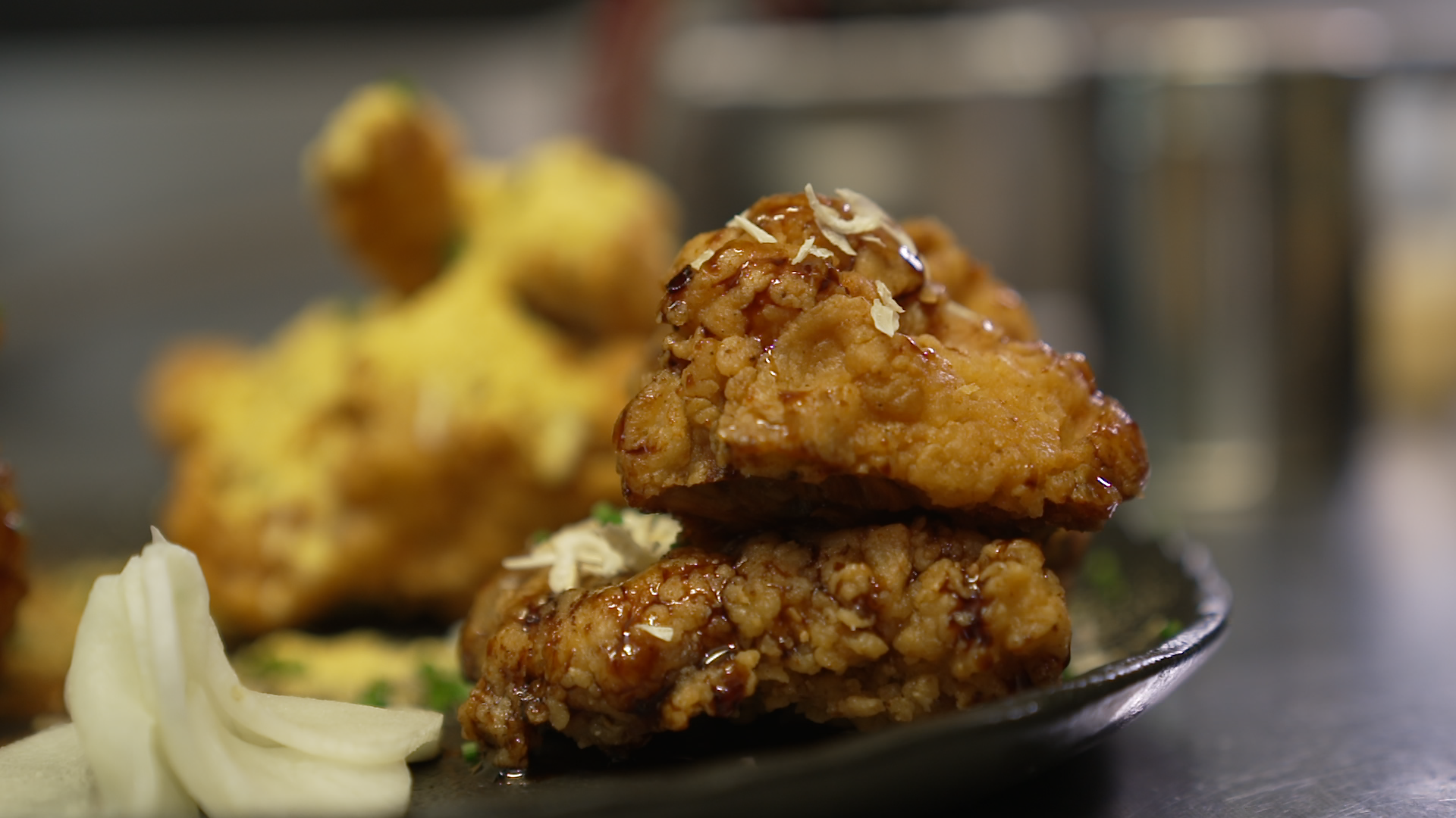 Oder du probierst das Korean Fried Chicken mit Black-Garlic-Sauce.