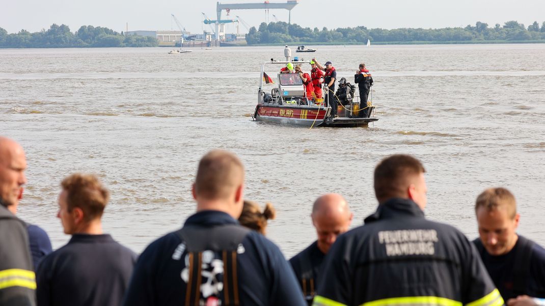 Einsatzkräfte suchen in der Elbe Nähe Falkensteiner Ufer nach einem vermissten Jugendlichen. 