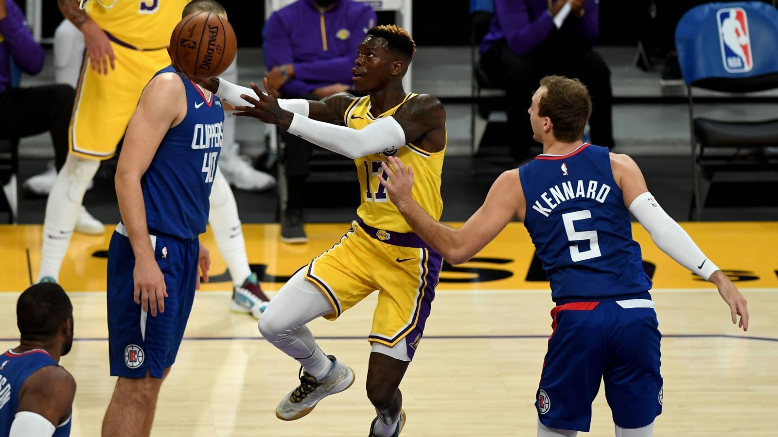 
                <strong>So lief Dennis Schröders Debüt für die Los Angeles Lakers</strong><br>
                Dennis Schröder hat seine Premiere für die LA Lakers gefeiert. Zum Saisonauftakt unterlag der amtierende Champion dem Stadtrivalen Clippers zwar mit 109:116, doch der deutsche Basketballstar feierte ein gelungenes Debüt. ran.de zeigt euch, wie sich der Braunschweiger geschlagen hat!
              