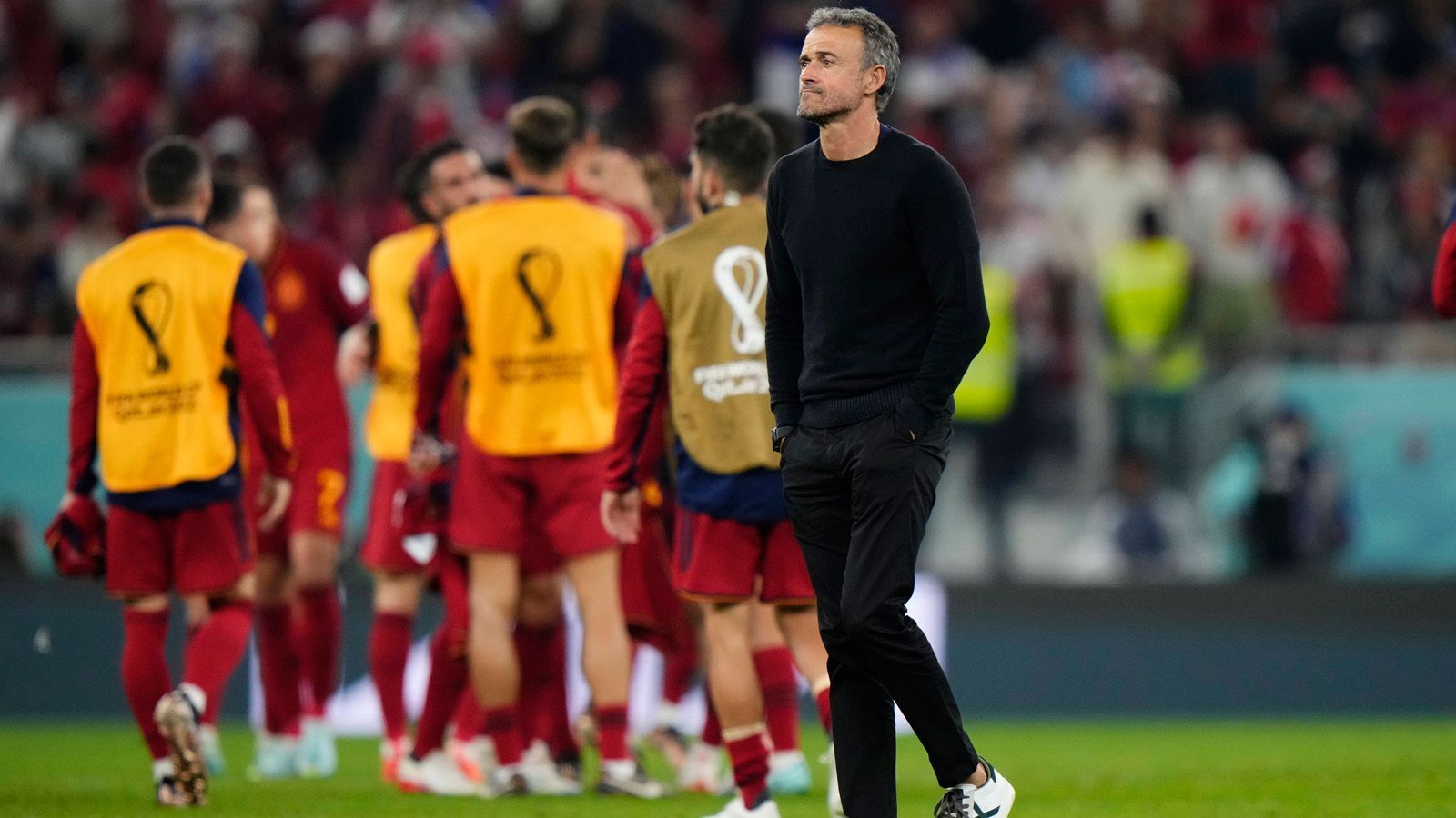 
                <strong>Der spanische Nationaltrainer Luis Enrique erlaubt Sex, aber keine Orgien </strong><br>
                Der spanische Nationaltrainer Luis Enrique hat Prinzipien. Der Spanier erlaubt seinen Spielern, auch am Tage vor einem WM-Spiel Sex zu haben. Orgien gestattet er allerdings nicht! Auf der Streaming-Plattform Twitch hat er die Fragen von Fans beantwortet und wurde nach den Sexgewohnheiten seiner Spieler gefragt. "Es ist etwas, das ich für völlig normal halte", sagte er und fügte hinzu: "Wenn du aber am Abend vor einem Spiel bei einer Orgie bist, ist das nicht ideal." Er denkt an seine eigene Zeit als Profi zurück und verrät: "Ich halte Sex für wichtig und als Spieler habe ich es mit meiner Frau getan, wann immer es möglich war." Möglicherweise freut sich auch seine Tochter über die Erlaubnis des Trainers. Enriques Tochter Sira Martinez ist nämlich mit dem spanischen Nationalspieler Ferran Torres liiert, der beim 7:0 gegen Costa Roca doppelt traf.
              