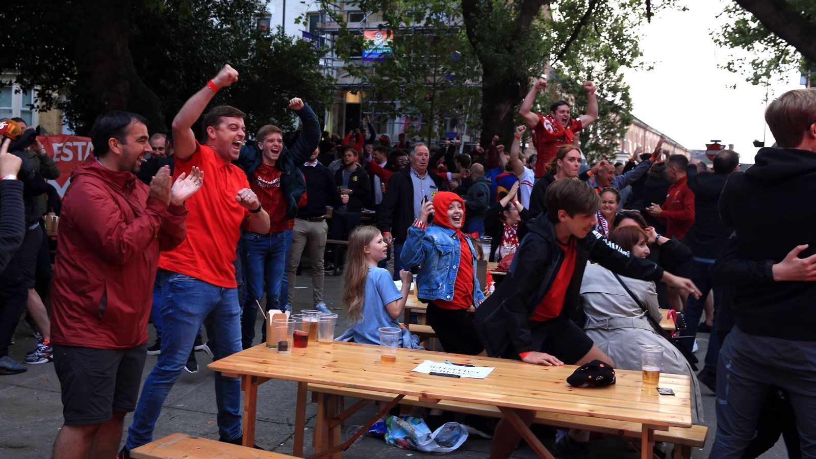 
                <strong>Corona-Regeln? Nicht mit den enthusiastischen Fans</strong><br>
                Die Supporter des FC Liverpool gelten als besonders begeisterungs-, aber auch leidensfähig. Und wer 30 Jahre auf die 19. Meisterschaft seines Herzensvereins warten muss, lässt sich von Abstandsregeln für ein paar Stunden nicht vom gemeinsamen Feiern abhalten.
              