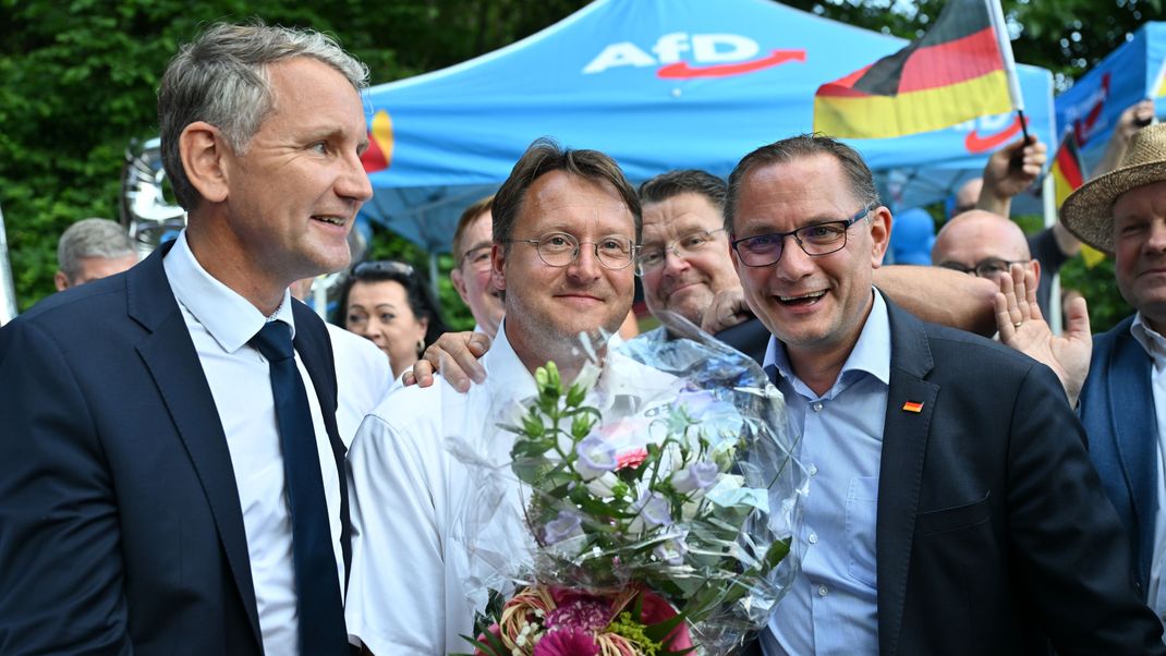 Robert Sesselmann ist der erste AfD-Landrat in Deutschland. Hier mit Björn Höcke (links) und Tino Chrupalla (rechts).