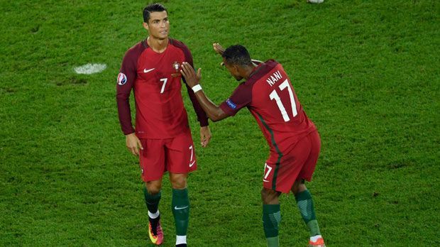 
                <strong>Nani tröstet Ronaldo</strong><br>
                Die Enttäuschung steht ihm ins Gesicht geschrieben. Da helfen auch tröstende Worte von Teamkollege Nani nichts. Es bleibt beim 0:0. Portugal zittert um den Einzug ins Achtelfinale. 
              
