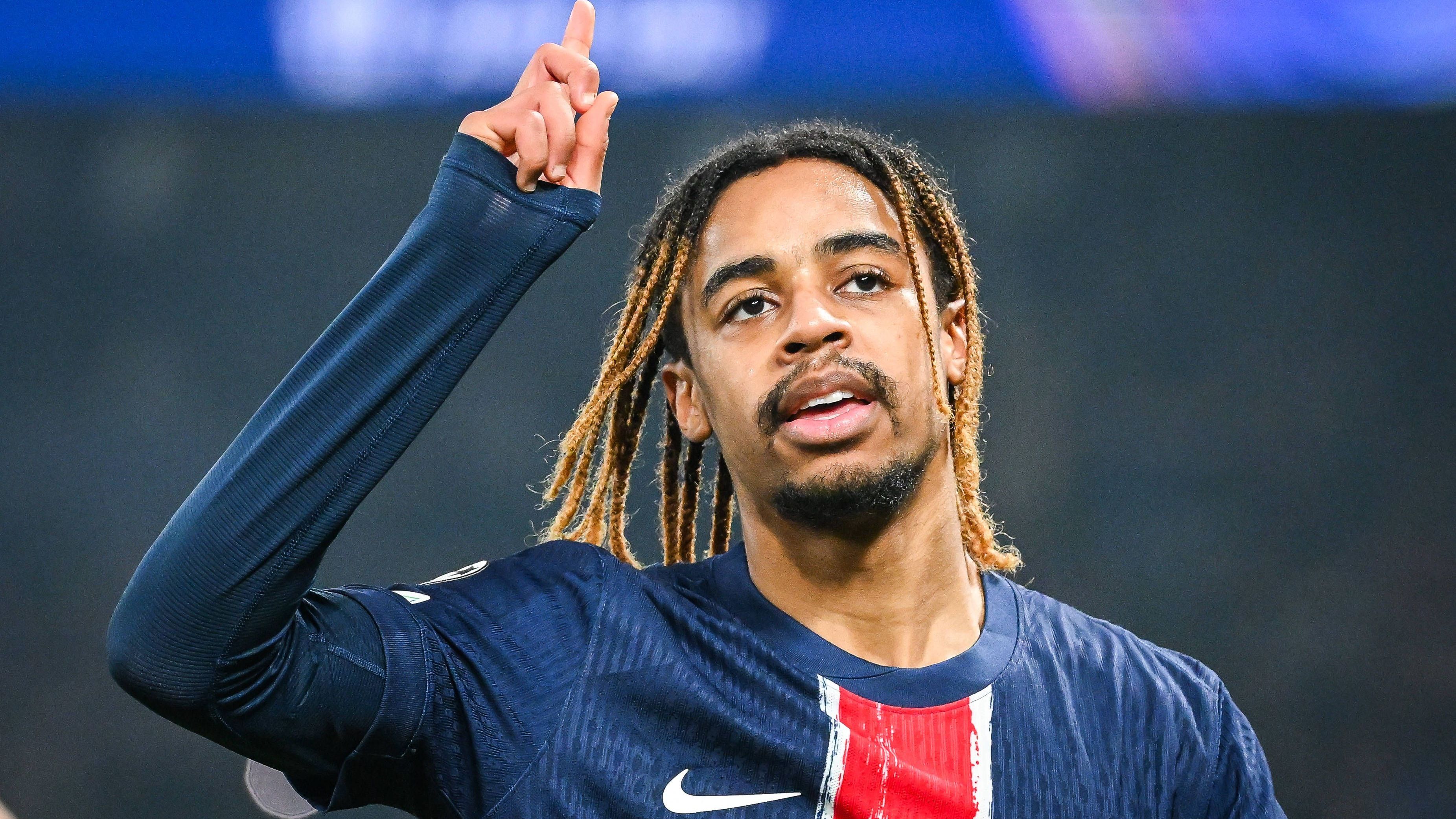 <em><strong>Bradley Barcola (Paris Saint-Germain)</strong><br>Der FC Liverpool ist in Shopping-Laune. Und hat dabei laut dem Transferexperten Fabrizio Romano den Pariser Stürmer Bradley Barcola ins Visier genommen. Um die Offensive nach Florian Wirtz und Hugo Ekitike weiter zu verstärken, sind die "Reds" wohl bereit PSG ein konkretes Angebot vorzulegen. Dieses liegt angeblich bei mindestens 100 Millionen Euro. Wie die "L'Equipe" berichtet, soll Barcola kommen, wenn der Deal um Alexander Isak (Newcastle United) platzt.</em>
