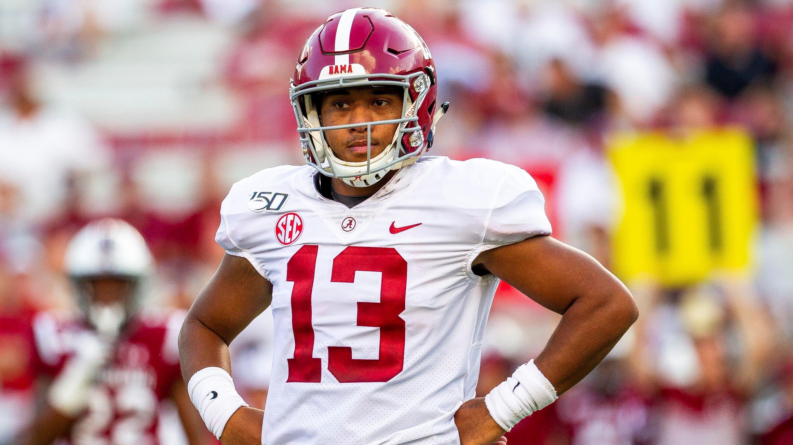 
                <strong>Tua Tagovailoa (Alabama)</strong><br>
                Alabamas Tua Tagovailoa hat bereits eine Reihe von Verletzungen gut weggesteckt, doch das hinterlässt Spuren. Er brach sich im Frühjahr 2018 zweimal den gleichen Knochen an der Wurfhand. Es folgten Verstauchungen am Knie und am Oberschenkel, sowie eine Operation an der Hüfte. Weniger als fünf Monate nach der Operation am Ende der Saison hielt der Quarterback eine "Pro Day"-Sitzung ab und schickte sein Video an alle 32 Teams. Trainer und Scouts, die das einstündige Training sahen, waren allesamt der Meinung, dass sich Tagovailoa ziemlich gut bewege. Alle Updates von Tagovailoas Ärzten seit der Operation waren positiv. Er unterzog sich ebenfalls einer Untersuchung im Combine, wonach sein Risiko für einen Rückfall als gering eingeschätzt wurde. Dennoch beruft sich jedes Team auf sein eigenes medizinisches Personal und hat einen anderen Grad an Risikotoleranz. Mehrere Personen, die den medizinischen Bericht von Tagovailoa kennen, erklärten, dass derartige Verletzungen häufig zu Arthritis führen könnten, welche die Mobilität eines Spielers kurzfristig beeinträchtigen und eine langfristige Behandlung erfordern, die aber in der Regel mindestens ein Jahr dauert.
              