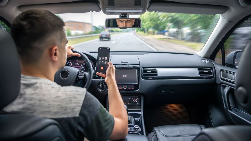 Wer am Steuer mit einem elektronischen Gerät unterwegs ist, könnte bald geblitzt werden.