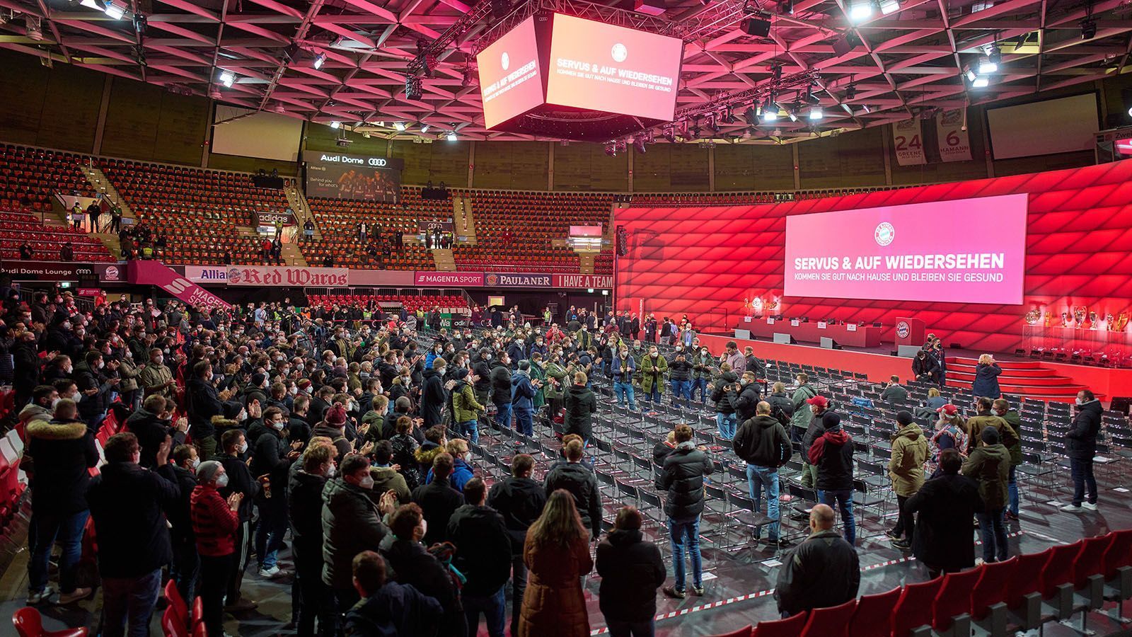 
                <strong>Die Jahreshauptversammlung schwebt über dem FC Bayern</strong><br>
                Zu allem Überfluss findet einen Tag vor dem Spiel gegen den SC Freiburg die Jahreshauptversammlung des deutschen Rekordmeisters statt. Bereits in den letzten Jahren zeichnete sich die JHV durch eine explosive Stimmung aus. Die jüngsten Ergebnisse dürften sicherlich nicht für Beruhigung geführt haben. Auch das Thema "Katar" und die Äußerungen von Ehrenpräsident Uli Hoeneß zur Weltmeisterschaft in dort dürften für hitzige Diskussionen in schwierigen Zeiten führen. Der FC Bayern steht vor einem der wichtigsten Wochenenden der vergangenen Jahre! Und dieses könnte durchaus schnell zum "Absturz-Wochenende" werden.
              