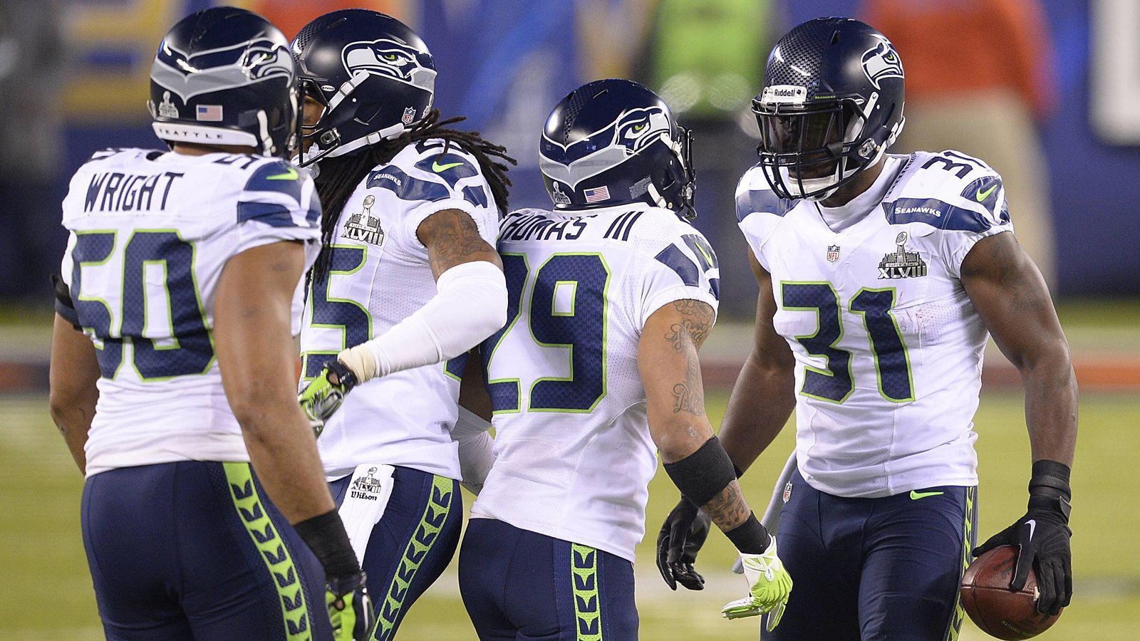 
                <strong>Legion of Boom zersprengt</strong><br>
                Während der erfolgreichsten Phase ihrer Franchise-Geschichte wurden die Seahawks weltweit immer mit einer Redewendung in Verbindung gebracht: "Legion of Boom". Die wohl über Jahre hinweg beste Secondary der NFL sicherte dem Team so manchen kaum für möglich gehaltenen Sieg. Doch während der Offseason 2018 war das Defense-Quartett abrupt Geschichte. Richard Sherman und DeShawn Shead wurden entlassen, Kam Chancellor musste anhaltenden Nackenbeschwerden Tribut zollen und auch Earl Thomas ist inzwischen nicht mehr da. Damit ist die "Legion of Boom" Geschichte. Traurig, aber wahr!
              