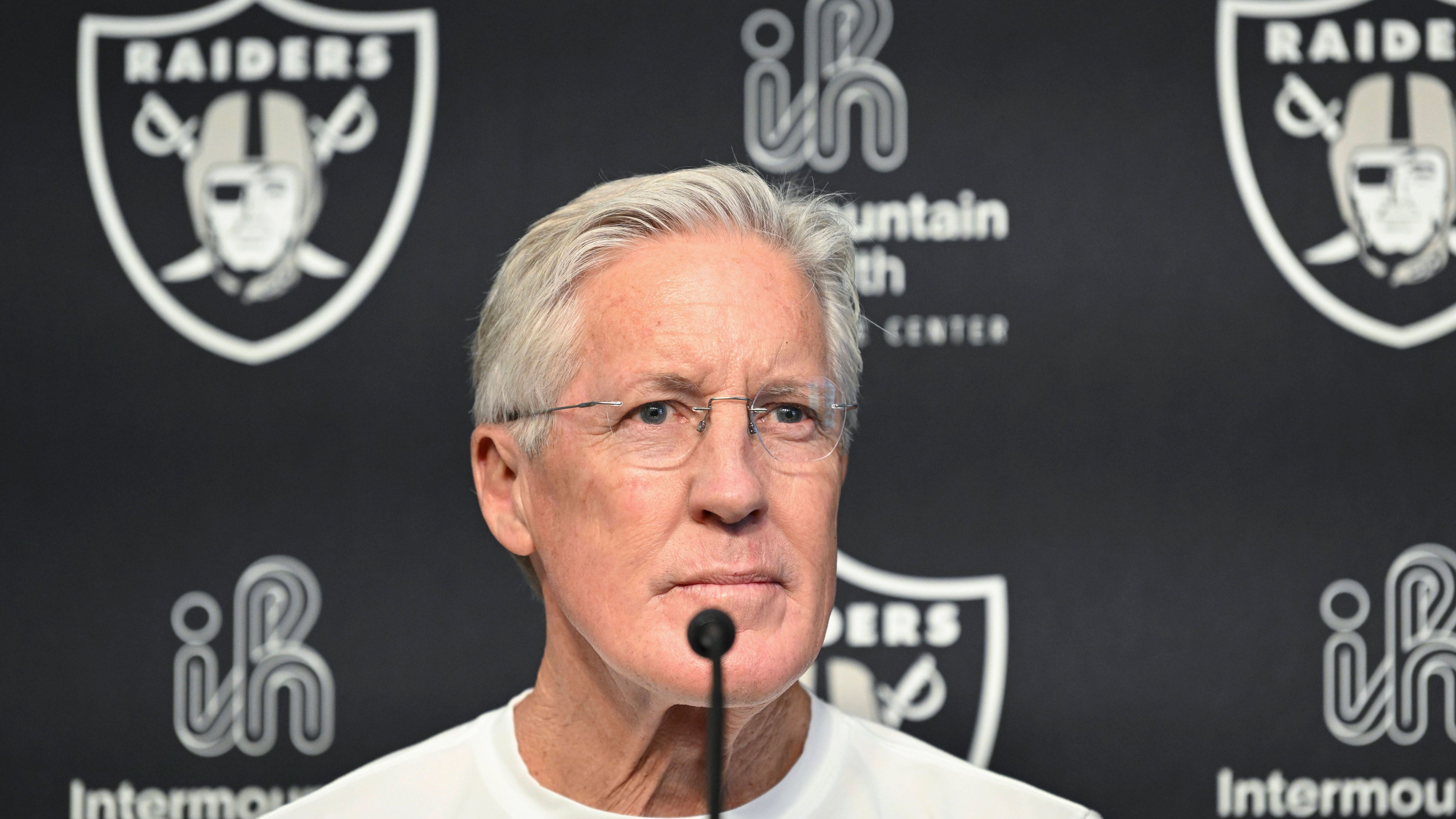 <strong>Platz 21: Las Vegas Raiders um Head Coach Pete Carroll</strong><br>Eine ähnliche Situation findet sich bei den Raiders um Neuverpflichtung Pete Carroll. Dass der 73 Jahre alte Head Coach Führungsqualitäten, Expertise und Erfahrung mitbringt, steht außer Frage. Dass er im Jahr 2025 nochmal ganz oben anklopfen kann, dürfte aber selbst für Optimisten eher ein Wunsch-Szenario bleiben.