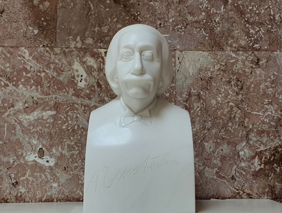 Einsteins Abbild ist heute in vielen Gedenkstätten, unter anderem in der Walhalla in der Nähe von Regensburg, zu sehen. 