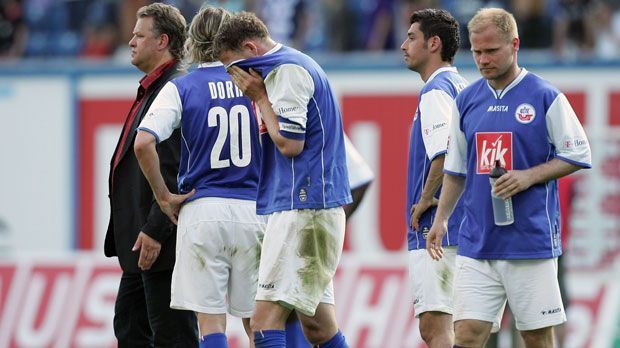 
                <strong>Hansa Rostock 2007/2008</strong><br>
                2007/2008 - Hansa Rostock: Für den Klub von der Ostsee ist die Bundesliga-Saison 2007/2008 ein einjähriges Intermezzo im Oberhaus. Das Team startet mit vier Pleiten in Serie in die Saison. Im Anschluss läuft es nicht viel besser. Rostock steigt mit nur 30 Punkten als Vorletzter direkt wieder ab.
              