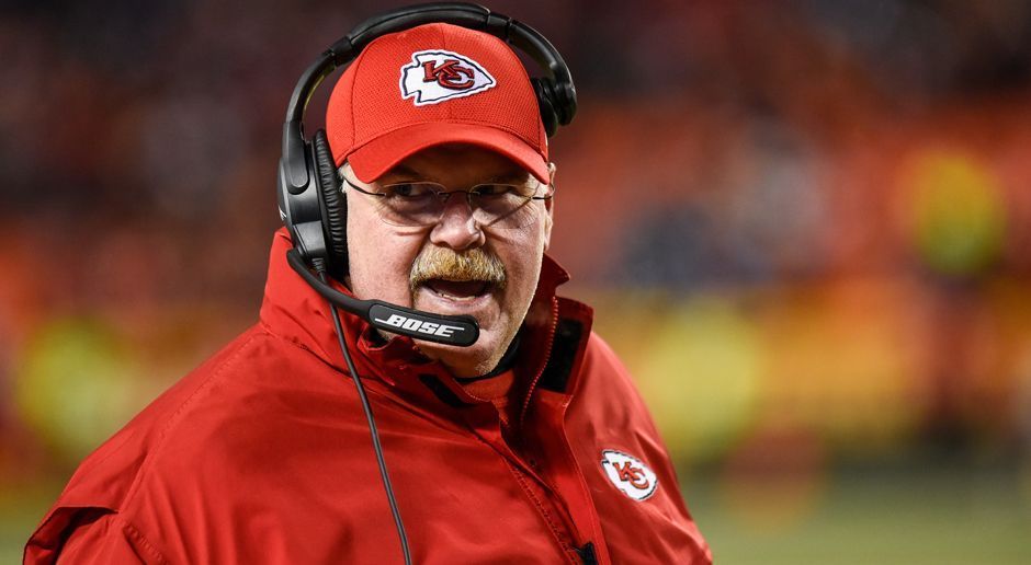 
                <strong>Andy Reid (Kansas City Chiefs)</strong><br>
                Einen eher unrühmlichen Rekord stellte Chiefs-Head-Coach Andy Reid in der Wild Card Round gegen die Titans auf. Sein Team führte zur Halbzeit mit 21:3, schied am Ende aber trotzdem aus. Damit ist Reid der erste Head Coach, der in der Postseason bereits zwei Spiele verlor, obwohl seine Mannschaft zwischenzeitlich jeweils mit mindestens 18 Punkten geführt hatte. Zuvor war ihm das 2014 ebenfalls mit den Chiefs passiert. Damals führte Kansas City in der Wild Card Round gegen die Colts bereits mit 31:10 und verlor letztlich noch mit 44:45.
              