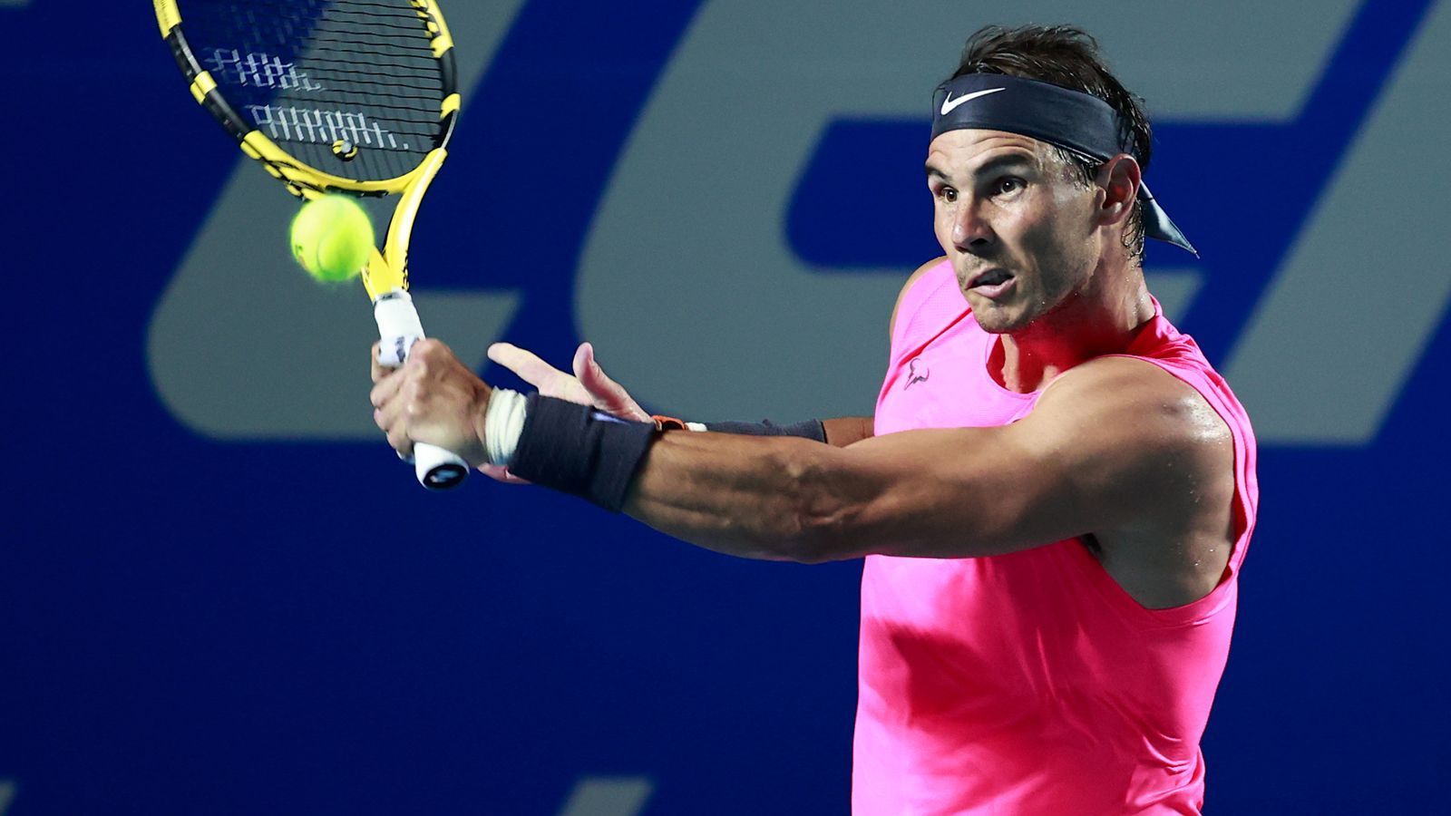 
                <strong>Rafael Nadal</strong><br>
                Mit Rafael Nadal hat nicht nur der Weltranglisten-Zweite für die US Open abgesagt, sondern auch der amtierende Titelverteidiger. Der "Stier von Manacor" bezwang im Endspiel 2019 den Russen Daniil Medwedew. "Es ist eine Entscheidung, die ich nie treffen wollte - aber ich muss auf mein Herz hören und auf das Reisen derzeit lieber verzichten. Die Covid-Fälle steigen an, es sieht so aus, als hätten wir das noch nicht unter Kontrolle", schrieb Nadal bezüglich seiner Absage auf Twitter. Für den 34-Jährigen steht wohl zudem die Jagd nach einem weiteren Grand-Slam-Titel bei "seinem" Turnier auf Sand in Paris im Vordergrund. 
              