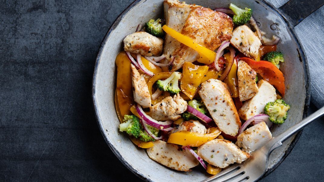 Saludable, delicioso y bajo en carbohidratos: Pollo Sartén con Cebolla es un excelente almuerzo durante tu dieta.